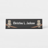 Tan Owls Hübsche Gesichter auf den Zweigen Blue-Ke Schreibtischnamensplakette (Vorderseite )