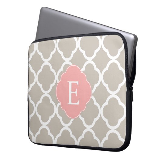 Tan Peach Pink Quatrefolie Monogram Laptopschutzhülle (Vorderseite Links)
