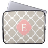 Tan Peach Pink Quatrefolie Monogram Laptopschutzhülle (Vorderseite)