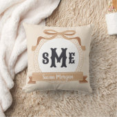 Tan Reverse Griechisch Key Bow Monogram Kissen (Decke)