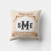 Tan Reverse Griechisch Key Bow Monogram Kissen (Rückseite)