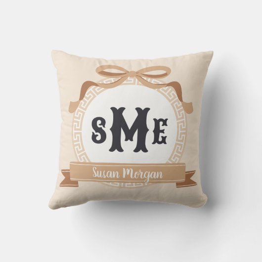Tan Reverse Griechisch Key Bow Monogram Kissen (Rückseite)