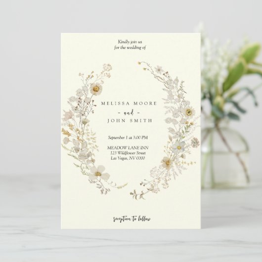 Tan Rustic Boho Wildblume Wedding Einladung (Stehend Vorderseite)