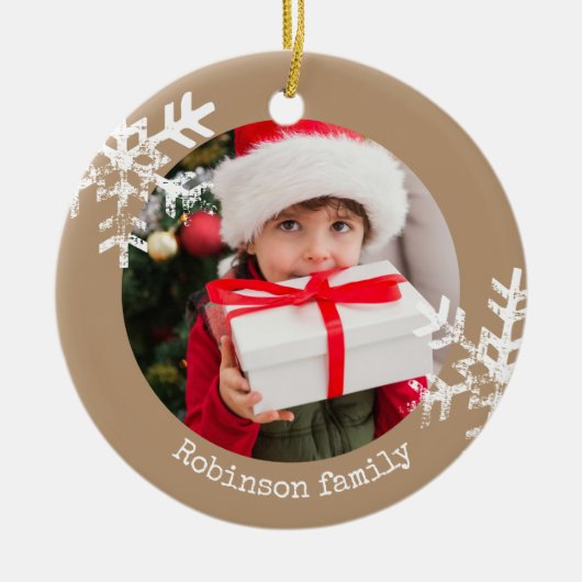 Tan Rustic Circle Foto Schneeflocken Keramik Ornament (Vorne)
