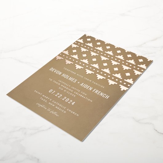 Tan Southwest Gleam Wedding Rose Gold Folieneinladung (Gedreht)