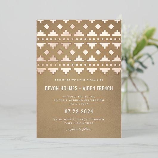 Tan Southwest Gleam Wedding Rose Gold Folieneinladung (Stehend vorne)
