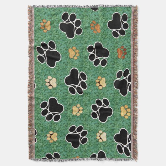 Tan und schwarze Pfote auf grünem Gras Decke (Vorderseite Vertikal)