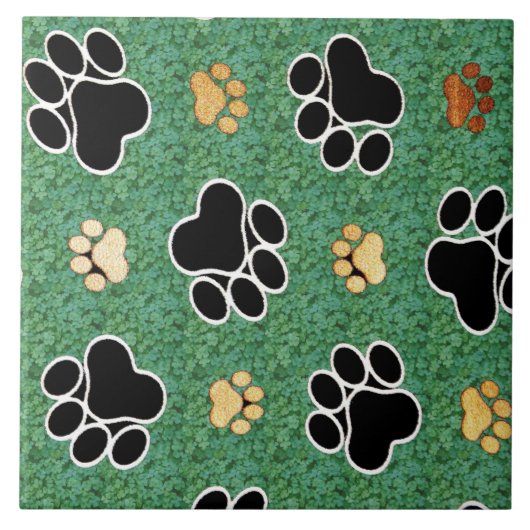 Tan und schwarze Pfote auf grünem Gras Fliese (Vorderseite)