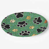 Tan und schwarze Pfote auf grünem Gras Pappteller (Schrägansicht)