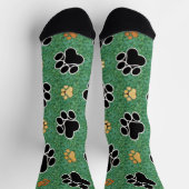 Tan und schwarze Pfote auf grünem Gras Socken (Oben)