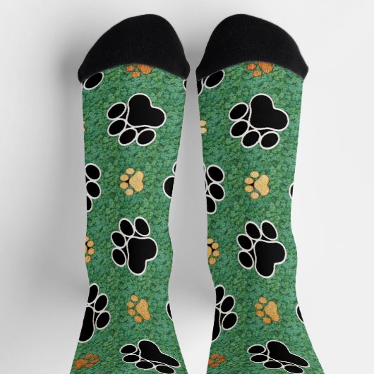 Tan und schwarze Pfote auf grünem Gras Socken (Oben)