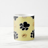 Tan und schwarze Pfoten auf goldenem Hintergrund # Verwandlungstasse (Mittel)