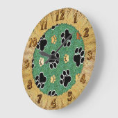 Tan und schwarzer Pfoten auf grünem Gras Große Wanduhr (Winkel)