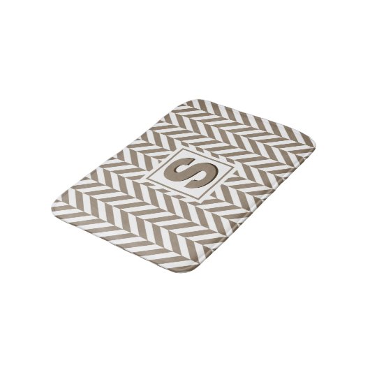 Tan White Herringbone Monogram Badematte (Schrägansicht)