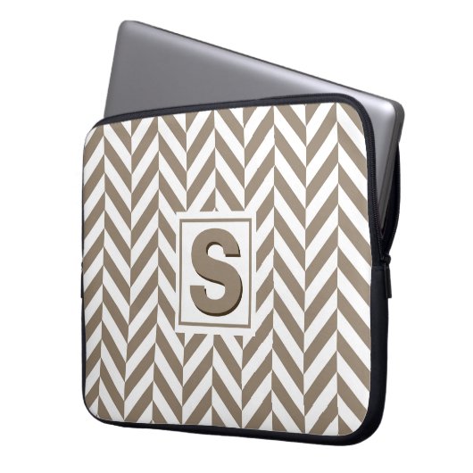 Tan White Herringbone Monogram Laptopschutzhülle (Vorderseite Links)