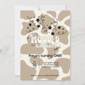 Tan Who's in the MOOO-D Cow Print 1st Birthday Einladung (Vorderseite)