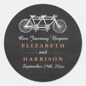Tandem-Fahrrad auf der Gastgeschenk Hochzeit der T Runder Aufkleber (Vorderseite)