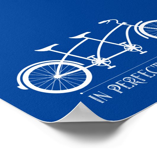 Tandem Fahrrad in perfektem Balance blau weiß Poster (Ecke)