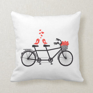 Tandemfahrrad mit niedlichen Liebevögeln und roten Kissen