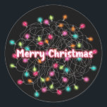 Tangled Christmas Lights Frohe Weihnachtsneon Text Runder Aufkleber<br><div class="desc">Die Worte "Frohe Weihnachten" in leuchtendem Neontext Set gegen einen Wirbel von mehrfarbigen Feiertagsleuchten. Die Hintergrundfarbe ist anpassbar.</div>