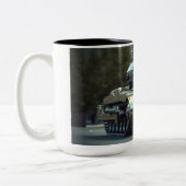 Tank aus einer anderen Realität Zweifarbige Tasse (Links)