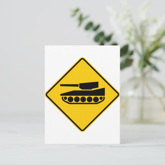 Tank Crossing Highway-Zeichen Postkarte (Stehend Vorderseite)