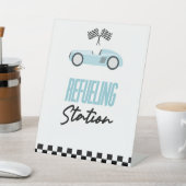 Tankstelle Blue Race Car Drink Table Sockelschild (In SItu)