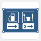 Tankstelle und Straßenschild Quadratischer Aufkleber (Vorderseite)
