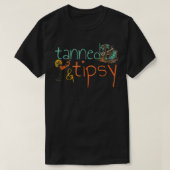 Tanned und Tipsy Funny Sommer Cocktail Beach Vinta T-Shirt (Design vorne)