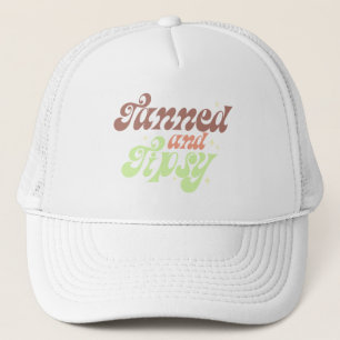 Tanned und Tipsy lustige Sommer Retro-Zitat Typogr Truckerkappe