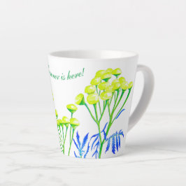 Tansy auf einer kleinen Latte Tasse