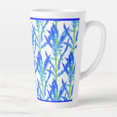 Tansy (L) auf einer großen Latte-Tasse Milchtasse (Rechts)