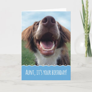 Tante Birthday, glücklicher Hund mit großem Karte