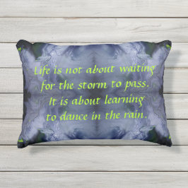 "Tanz im Regen" Acryl Pour Inspiriert Kissen Für Draußen