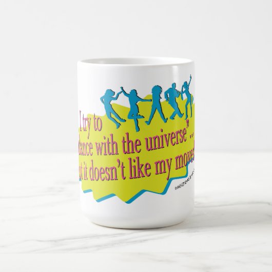 Tanz mit der weltweit großen Tasse des Kaffees (Mittel)