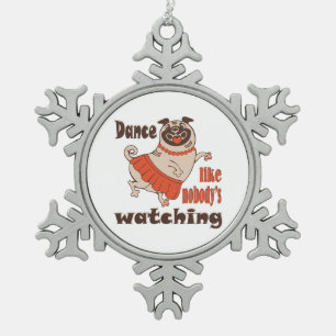 Tanz wie niemand sieht gürteligen Mops Hund zu Schneeflocken Zinn-Ornament