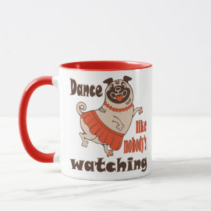 Tanz wie niemand sieht gürteligen Mops Hund zu Tasse