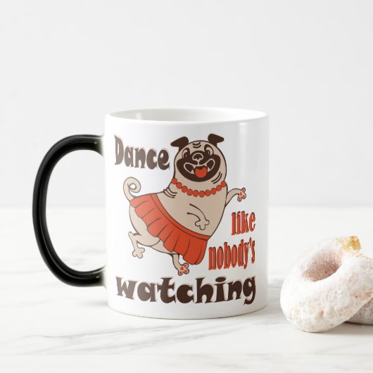 Tanz wie niemand sieht gürteligen Mops Hund zu Verwandlungstasse (Mit Donut)