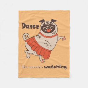 Tanz wie niemand sieht Mops Girl zu Fleecedecke