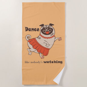 Tanz wie niemand sieht Mops Girl zu Strandtuch