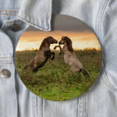 Tänzelnder wilde Pferdeknopf Button (Beispiel)