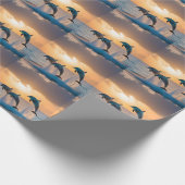 Tanzen in der Dämmerung: Drei Delphine springen Geschenkpapier (Ecke)