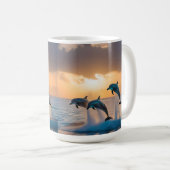 Tanzen in der Dämmerung: Drei Delphine springen Kaffeetasse (VorderseiteRechts)