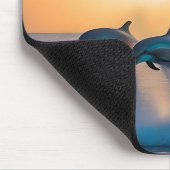 Tanzen in der Dämmerung: Drei Delphine springen Mousepad (Ecke)