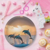 Tanzen in der Dämmerung: Drei Delphine springen Pappteller (Party)