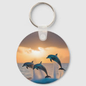 Tanzen in der Dämmerung: Drei Delphine springen Schlüsselanhänger (Rückseite)