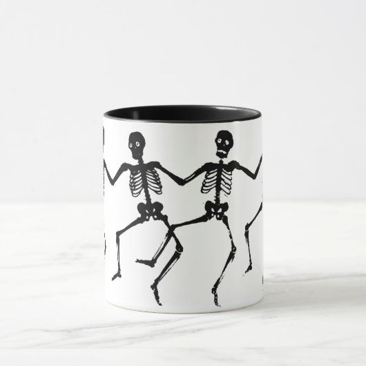 Tanzen-Skelette (Halloween) Tasse (Zentrum)