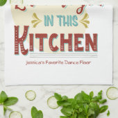 Tanzen wird in dieser Küche sehr ermutigt Geschirrtuch (Gefaltet)