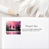 Tanzen zu Geigermusik in einer Fantasiewelt (Insitu)