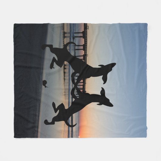Tanzende Hunde am Strand Fleecedecke (Vorderseite (Horizontal))